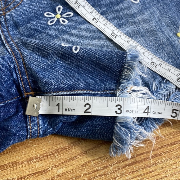 MADEWELL EMBROIDERED DAISY SHORTS size 24 - Picture 6 of 6